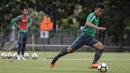 Bek Timnas Indonesia, Rachmat Irianto, mengontrol bola saat latihan di Lapangan ABC Senayan, Jakarta, Jumat (19/1/2018). Pemusatan latihan ini dilakukan jelang Asian Games 2018. (Bola.com/Vitalis Yogi Trisna)