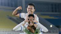 Gelandang PSIM Yogyakarta, Yudha Alkanza (bawah), berselebrasi bersama rekan setimnya, Hapidin, setelah mencetak gol ke gawang Persijap Jepara dalam laga terakhir Grup C Liga 2 2021, Selasa (30/11/2021). (Dok. PSIM Yogyakarta)