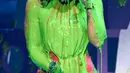 Demi Lovato saat disemprotkan slimed dalam Kids Choice Awards di Los Angeles, California, AS, (11/3). Penyanyi cantik campuran Latin dan AS itu mendapat semprotan cairan hijau 'slimed' di seluruh tubuhnya. (Chris Pizzello/Invision/AP)