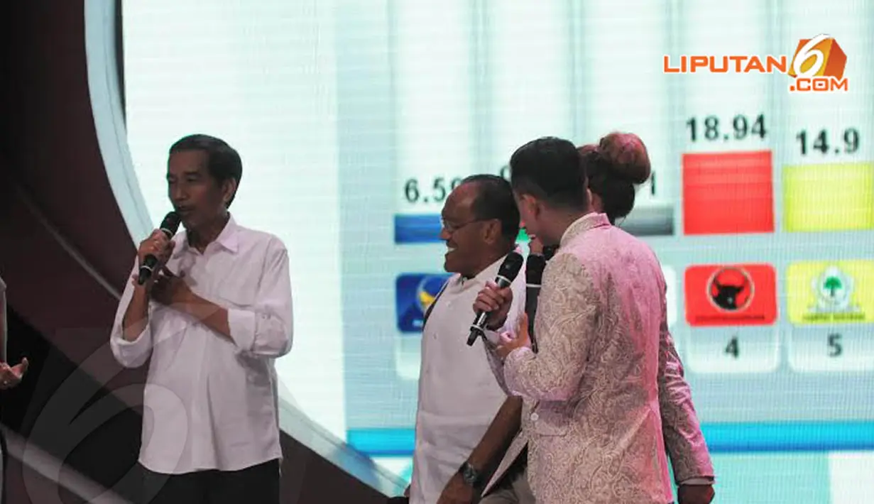  Jokowi pun memuji sosok Ical di dunia politik. Saling puji antara kedua capres itu ternyata tak membuka pintu koalisi antara PDIP dan Golkar (Liputan6.com/Herman Zakharia)