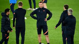 Pelatih RB Leipzig, Julian Nagelsmann, memimpin sesi latihan jelang laga Liga Champions di Stadion Parc des Princes, Paris, Selasa (24/11/2020). RB Leipzig akan berhadapn dengan Paris Saint-Germain. (AFP/Frank Fife)