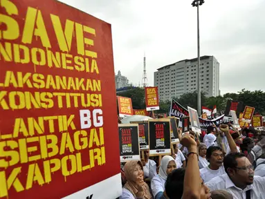 Ratusan simpatisan Koalisi Masyarakat Pengawal Konstitusi (Kompak) melakukan aksi ke Istana Negara, Jakarta, Rabu (11/2/2015). Mereka mendukung Presiden Jokowi untuk melantik Komjen Budi Gunawan. (Liputan6.com/Faizal Fanani)