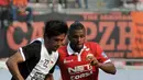 Pemain Persija Jakarta Gilbert flamingo(kanan) berebut bola dengan Pemain PSM Makasar dalam Ardan Aras dalam pertandingan Trofeo Persija di Stadion Utama Gelora Bung Karno, Senayan, Jakarta, (9/4). (Liputan6.com/Johan Tallo) 