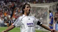 Real Madrid's Raul Gonzales celebrates after scoring his second goal and Real's fourth against Dynamo Kiev during a Group E Champions League, Santiago Bernabeu, 26 September 2006
AFP PHOTO/BRU GARCIA