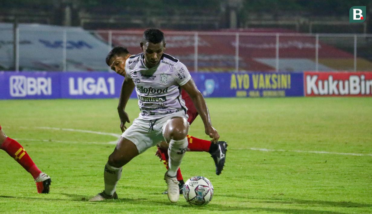 Agresivitas Bali United tidak mengendur meski sudah unggul dua gol dibabak pertama. Gelandang Eber Bessa mencoba melakukan tekanan ke gawang Bhayangkara, namun masih menambah gol bagi Bali United. (Bola.com/Maheswara Putra)