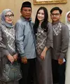 Prilly Latuconsina juga merayakan hari Raya Idul Fitri bersama keluarga besarnya. Seperti keluarga selebriti lainnya, Prilly pun juga memakai baju sarimbit dengan keluarganya. (Adrian Putra/Bintang.com)