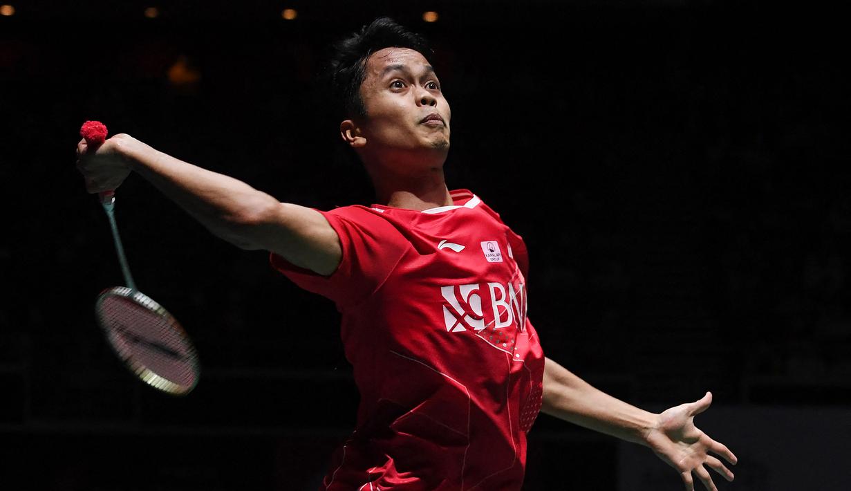 Anthony Sinisuka Ginting berhasil menang dua game langsung atas Kodai Naraoka. (AFP/Roslan Rahman)