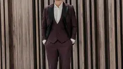 Pria berusia 29 tahun tersebut tampil memesona dengan setelan jas berwarna ungu tua dengan inner kemeja putih. Penampilannya semakin emnarik dengan sepatu dengan warna senada. (Liputan6.com/IG/arya.saloka)