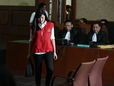 Terdakwa kasus pembunuhan Wayan Mirna Salihin, Jessica Kumala Wongso, bersiap menjalani persidangan ketiga di  Pengadilan Negeri Jakarta Pusat, Selasa (28/6). Sidang ini beragenda putusan sela yang dibacakan Majelis Hakim. (Liputan6.com/Faizal Fanani)