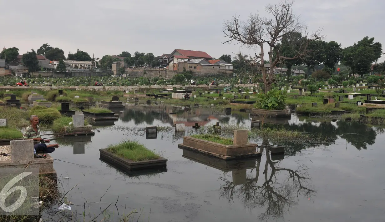 Suasana TPU Tanah Kusir yang terendam banjir, Jakarta Selatan, Jumat (26/8). Warga memanfaatkan Banjir yang merendam makam di kawasan tanah kusir ini terjadi akibat luapan Sungai Pesanggrahan. (Liputan6.com/Johan Tallo)