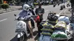 Pedagang arang melayani pembeli di kawasan Manggarai, Jakarta Selatan, Minggu (10/7/2022). Perayaan Idul Adha membawa berkah tersendiri bagi para pedagang arang musiman di kawasan Manggarai karena banya warga membeli untuk tradisi membakar sate. (merdeka.com/Iqbal S. Nugroho)