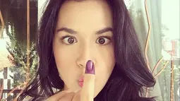 Solois Raisa Andriana juga menunjukkan selfie pilpresnya dengan ekspresi mata melotot ke jari kelingkingnya. (Instagram/ Raisa6690)