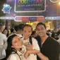 Rachel Vennya membawa serta anak sulungnya, Xabiru Al Hakim, untuk menghadiri konser Coldplay di Jakarta. Konser keduanya juga ditemani oleh kekasih Rachel, Salim Nauderer.