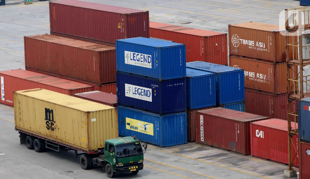 Truk melintas di Pelabuhan Tanjung Priok, Jakarta, Kamis (17/2/2022). Surplus neraca perdagangan Indonesia pada Januari 2022 menurun dibandingkan surplus pada Desember 2021 sebesar USD 1,02 miliar. (Liputan6.com/Herman Zakharia)