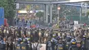 Polisi membuat barikade saat terjadi bentrok dengan massa aksi di kawasan Tanah Abang, Jakarta, Rabu (22/5/2019). Beberapa kelompok massa menggunakan benda-benda keras hingga mercon untuk menahan laju petugas keamanan. (Liputan6.com/Herman Zakharia)