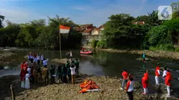 Dalam kegiatan ini juga dilakukan aksi bersih-bersih sampah di daerah aliran sungai. (merdeka.com/Arie Basuki)