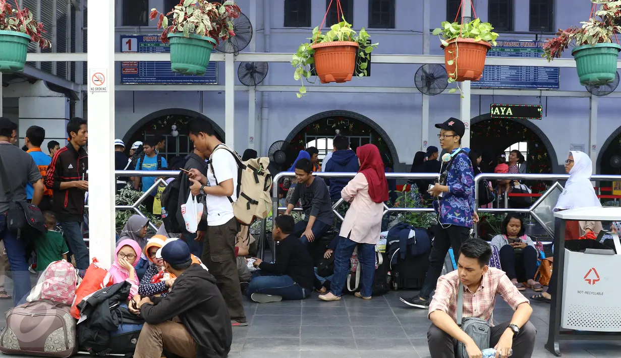 Calon penumpang menunggu kereta di Stasiun Senen, Jakarta, Sabtu (24/12). PT Kereta Api Indonesia akan menambahkan 11 gerbong dari tanggal 23 Desember 2016 sampai 11 Januari 2017. (Liputan6.com/Herman Zakharia)