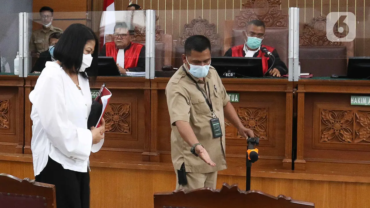 Tertunduk Lesu Putri Candrawathi Jalani Sidang Perdana