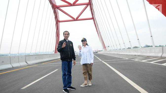 Presiden Joko Widodo atau Jokowi dan Ibu Negara Iriana berpose di Jembatan Pelengkung Kalikuto, Kendal, Jawa Tengah, Kamis (20/12). Jokowi meresmikan tiga ruas Tol Trans Jawa. (Liputan6.com/Angga Yuniar)