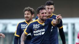 Pemain Verona, Antonio Caracciolo merayakan golnya ke gawang SC Milan pada lanjutan Serie A Italia di Bentegodi stadium, Verona, (17/12/2017). MIlan kalah 0-3.  (Simone Venezia/ANSA via AP)