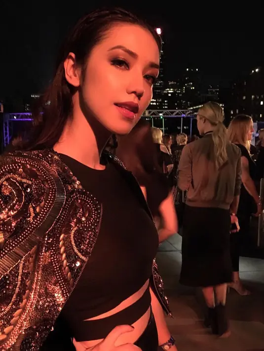 Velove Vexia tampil dengan rambut sleek dengan tampilan wet hair look di tahun 2016 (Foto: Instagram @vaelovexia)