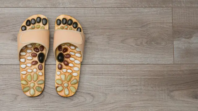Ilustrasi Gem Stone Reflexology Sandals untuk Bunda via Shutterstock.com