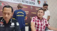 Kasat Reskrim Polres Metro Depok, Kompol Hadi Kristanto (kanan) memberikan keterangan terkait pencabulan Engkong kepada korban anak. (Liputan6.com/Dicky Agung Prihanto)