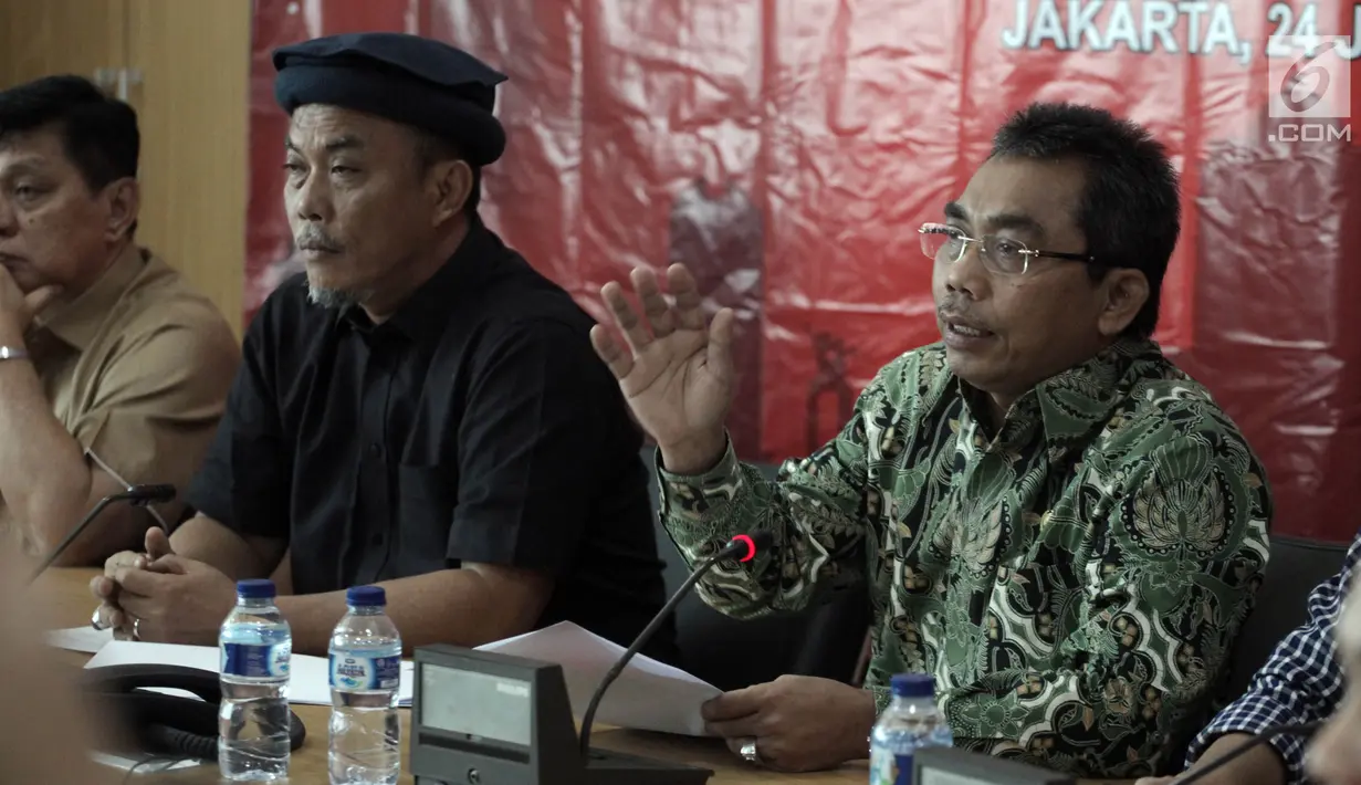 Gembong Warsono (kanan) memberikan keterangan pers 100 hari kinerja Anies-Sandi di Gedung DPRD DKI Jakarta, Rabu (24/1). Tema evaluasi yang disampaikan adalah 'Jakarta yang Tidak Lagi Metropolis Gara-Gara Kebijakan Populis'. (Liputan6.com/Arya Manggala)