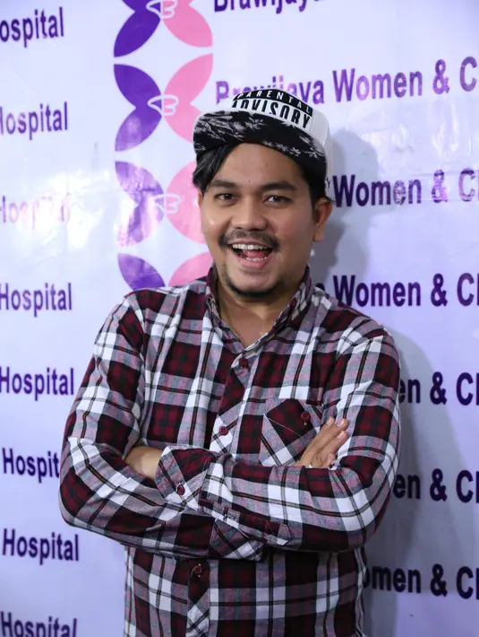 "Kalau ada flek sedikit langsung telepon. Sempat agak stres dan depresi, karena pernah bleeding banyak dan ada gumpalan keluar dicurigai keguguran," kata Indra Bekti, di RSIA Brawijaya, Jaksel, Rabu (25/1). (Adrian Putra/Bintang.com)