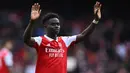 Gelandang Arsenal, Bukayo Saka memberi penghormatan kepada fans usai berakhirnya laga menghadapi Crystal Palace pada laga Liga Inggris 2022/2023 di Emirates Stadium, London (19/3/2023). Serupa dengan Gabriel Martinelli, Bukayo Saka juga tak pernah absen membela Arsenal dalam 33 laga di Liga Inggris musim 2022/2023. Ketajamannya sebagai pencetak gol dan assist sama baiknya, dengan koleksi 13 gol dan 11 assist. (AFP/Justin Tallis)