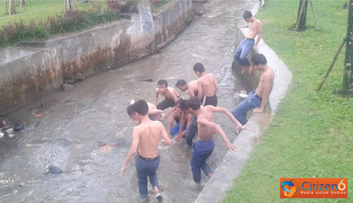Citizen6, Bogor: Pelajar sedang memasuki sungai untuk menerima hukuman. 