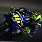 Pembalap Movistar Yamaha, Valentino Rossi saat beraksi pada kualifikasi MotoGP Qatar 2018 di Sirkuit Losail. (Twitter/Movistar Yamaha)