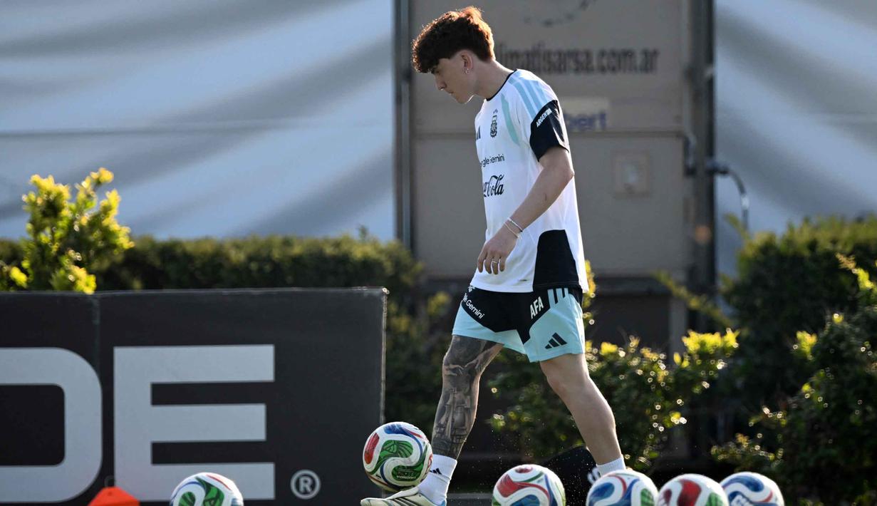 Laga ini menjadi menjadi bagian penting bagi Argentina untuk memperbaiki performa jelang Piala Dunia 2026. Tampak dalam foto, bek Timnas Argentina, Valentin Barco, mengontrol bola saat sesi latihan di Ezeiza, provinsi Buenos Aires, Argentina pada 30 Maret 2026. (Luis ROBAYO/AFP)