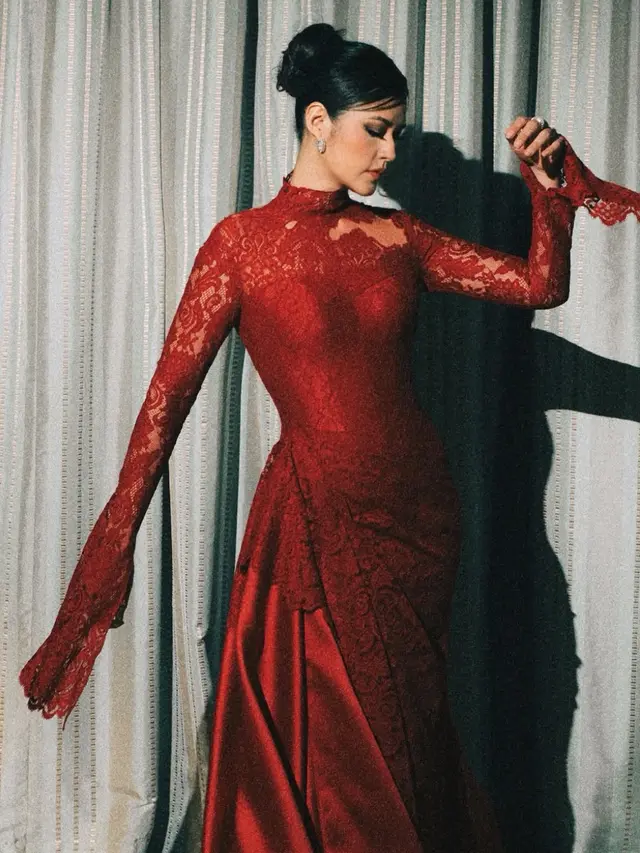 Raisa pakai baju bernuansa merah. [@raisa6690]