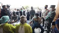 Vaksinasi massal di lapangan Kodam V Brawijaya Surabaya. (Dian Kurniawan/Liputan6.com)