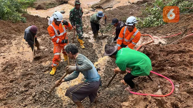 Tim gabungan dan Basarnas Sukabumi saat melakukan pencarian terhadap korban hilang akibat longsor dan banjir di Kecamatan Simpenan Kabupaten Sukabumi. (Liputan6.com/Fira Syahrin).