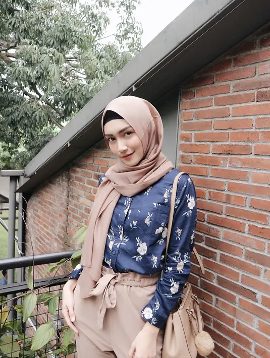 Melody Prima tampil cantik menawan dengan mengenakan hijab warna cokela yang dipadu dengan busana warna biru. (Foto: instagram.com/melodyprima)
