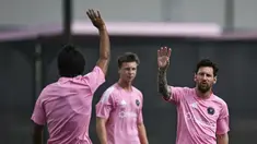 Penyerang Inter Miami asal Argentina, Lionel Messi (kanan) melambaikan tangan kepada rekan setimnya dalam sesi latihan menjelang pertandingan sepak bola Piala Dunia Antarklub 2025 Grup A melawan klub Mesir Al-Ahly di Inter Miami CF Training Centre, Fort Lauderdale, Florida, Amerika Serikat, 13 Juni 2025. (PATRICIA DE MELO MOREIRA/AFP)