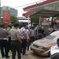 Mobil sedan berisi jerigen bensin yang meledak di Pertamina Saranani Kendari, Selasa (16/7/2019).(Liputan6.com/Ahmad Akbar Fua)
