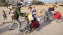 Imbas dari serangan Israel, warga Palestina di Gaza kembali mengungsi ke lokasi yang lebih aman. (Bashar TALEB/AFP)