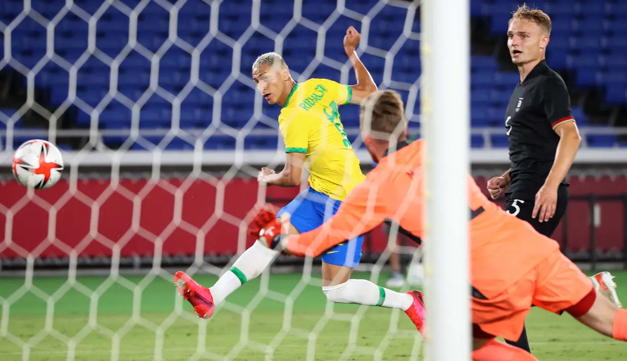 Nama terakhir sekaligus pemain yang paling bersinar di matchday pertama Olimpiade 2020 tidak lain dan tidak bukan adalah penyerang Timnas Brasil, Richarlison. Ia berhasil menjadi pencetak hattrick pertama serta tercepat pada Olimpiade Tokyo 2020. (Foto: AFP/Yoshikazu Tsuno)