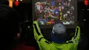 Salah satu anggota IndoBarca (komunitas suporter klub sepak bola, Barcelona) berekpresi saat acara nonton bareng laga "Blaurgrana" kontra Malaga di Pasar Festival, Jakarta, (21/2/2015). (Liputan6.com/Helmi Fithriansyah)