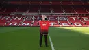 Ole Gunnar Solskjaer menunjukkan jersey Manchester United saat konferensi pers di Stadion Old Trafford, Inggris, (28/3). Manchester United resmi mengumumkan Solskjaer sebagai pelatih permanen mereka untuk beberapa tahun ke depan. (AFP Photo/Oli Scarff)