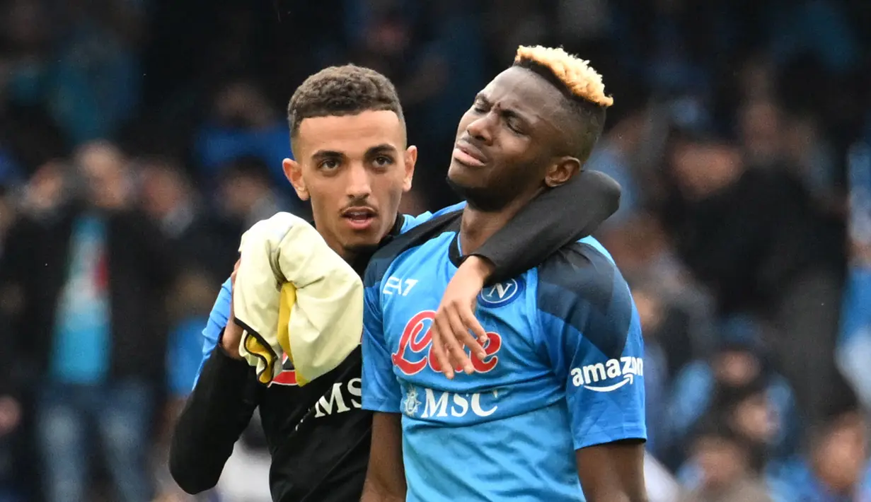 Ekspresi kekecewaan terpancar dari wajah Victor Osimhen (kanan) setelah Napoli ditahan imbang Salernitana dalam pertandingan lanjutan pekan ke-32 yang berlangsung di Stadion Diego Armando Maradona, Minggu (30/4/2023). (AFP/Filippo Monteforte)