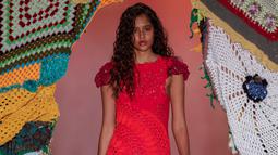 Model berjalan di atas catwalk mengenakan busana karya dari koleksi Projeto Ponto Firme selama Sao Paulo Fashion Week di Sao Paulo, Brasil, (23/4). (AFP Photo/Miguel Schincariol)
