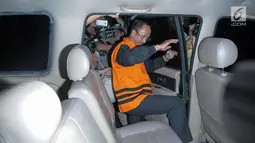 Bupati Pamekasan Achmad Syafii menaiki mobil meninggalkan lokasi usai menjalani pemeriksaan di gedung KPK, Jakarta, Kamis (3/8). Dalam OOT tersebut, KPK menangkap 11 pejabat di Kabupaten Pamekasan, Jawa Timur. (Liputan6.com/Yoppy Renato)