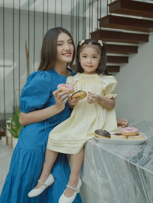 Anissa yang dikenal selalu tampil fashionable itu mencurahkan perhatiannya secara penuh pada gaya busana sang buah hati.[Instagram/anissaaziza]