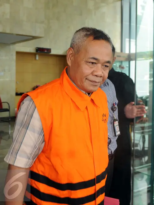 Penyidik KPK memperpanjang masa tahanan Sularman menjadi 40 hari dari 20 Januari sampai 28 Februari terkait Tindak Pidana Korupsi terkait promosi dan mutasi jabatan di lingkungan kabupaten Klaten, Jakarta, Rabu (18/1) . (Liputan6.com/Helmi Afandi)