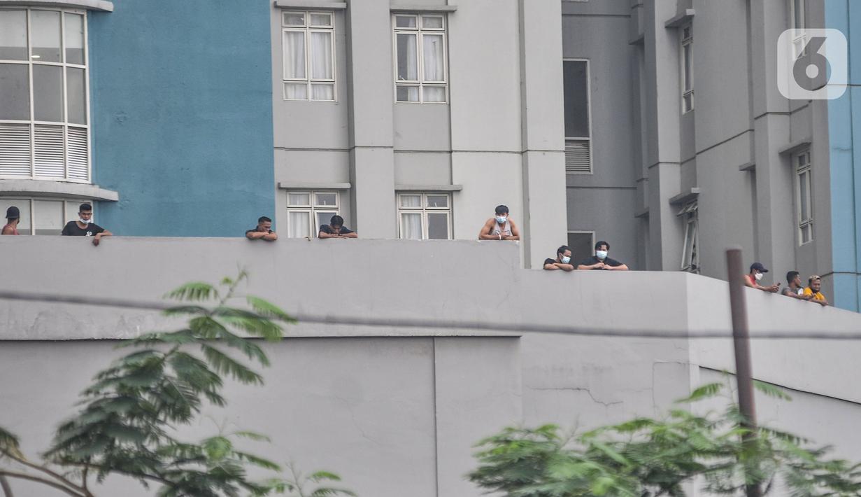Sejumlah pasien Covid-19 saat menjalani karantina di RSDC Wisma Atlet Kemayoran, Jakarta, Kamis (16/12/2021). Menkes Budi Gunadi Sadikin mengumumkan temuan kasus Covid-19 varian Omicron dari pekerja kebersihan di RSDC Wisma Atlet Kemayoran. (merdeka.com/Iqbal S. Nugroho)