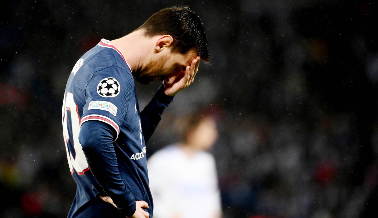 Pemandangan aneh terjadi pada Lionel Messi. Meski berstatus megabintang dan pemain terbaik dunia namun La Pulga tak lepas dari cemoohan dari fans PSG yang kecewa lantaran klub kesayangannya gagal bersaing di Liga Champions. (AFP/Frank Fife)